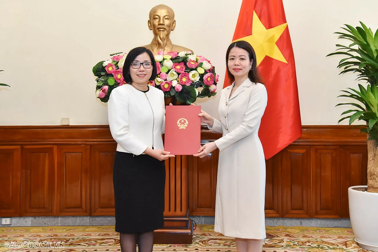 Tại buổi lễ, Thứ trưởng Thứ trưởng Ngoại giao Nguyễn Minh Hằng trao quyết định phân công bà Nguyễn Phương Trà, Phó Vụ trưởng, Vụ Trung Đông-châu Phi làm Quyền Vụ trưởng Vụ Trung Đông-châu Phi. Tại buổi lễ, Thứ trưởng Thứ trưởng Ngoại giao Nguyễn Minh Hằng trao quyết định phân công bà Nguyễn Phương Trà, Phó Vụ trưởng, Vụ Trung Đông-châu Phi làm Quyền Vụ trưởng Vụ Trung Đông-châu Phi.