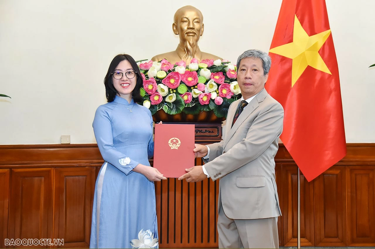 Thứ trưởng Ngoại giao Nguyễn Minh Hằng trao quyết định bổ nhiệm, điều động cán bộ cấp Vụ Thứ trưởng Ngoại giao Nguyễn Minh Hằng trao quyết định bổ nhiệm, điều động cán bộ cấp Vụ