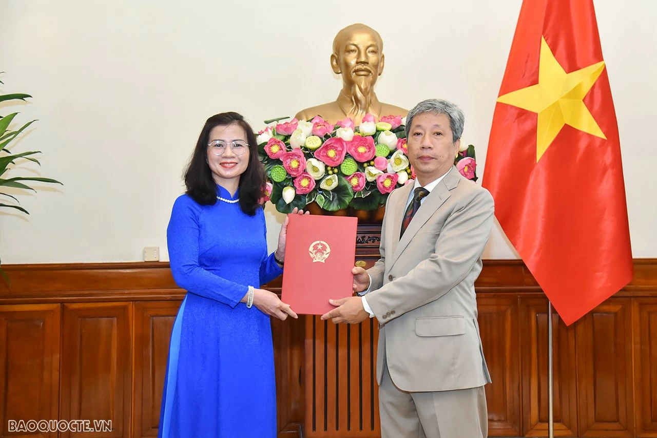 Thứ trưởng Ngoại giao Nguyễn Minh Hằng trao quyết định bổ nhiệm, điều động cán bộ cấp Vụ Thứ trưởng Ngoại giao Nguyễn Minh Hằng trao quyết định bổ nhiệm, điều động cán bộ cấp Vụ