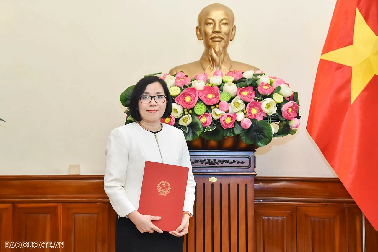 Thứ trưởng Ngoại giao Nguyễn Minh Hằng trao quyết định bổ nhiệm, điều động cán bộ cấp Vụ Thứ trưởng Ngoại giao Nguyễn Minh Hằng trao quyết định bổ nhiệm, điều động cán bộ cấp Vụ