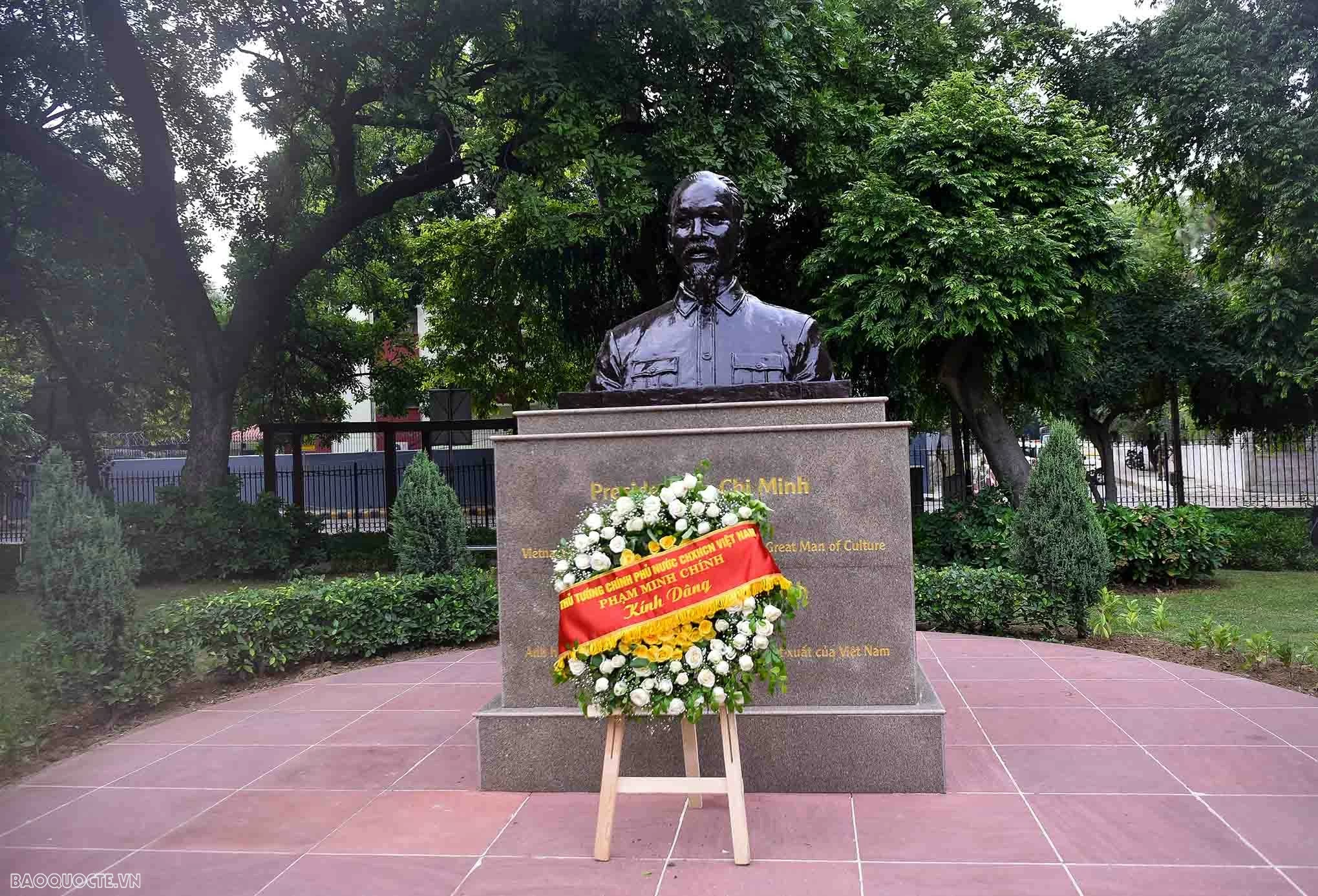 Chiều 31/7, Thủ tướng Phạm Minh Chính và Đoàn Đại biểu Việt Nam đến dâng hoa tại tượng đồng Chủ tịch Hồ Chí Minh ở thủ đô New Delhi. (Ảnh: Nguyễn Hồng) Chiều 31/7, Thủ tướng Phạm Minh Chính và Đoàn Đại biểu Việt Nam đến dâng hoa tại tượng đồng Chủ tịch Hồ Chí Minh ở thủ đô New Delhi. (Ảnh: Nguyễn Hồng)
