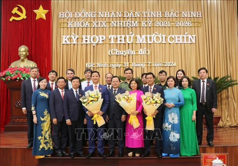 Lãnh đạo tỉnh Bắc Ninh tặng hoa chúc mừng các đại biểu vừa được HĐND tín nhiệm bầu giữ chức vụ mới. Lãnh đạo tỉnh Bắc Ninh tặng hoa chúc mừng các đại biểu vừa được HĐND tín nhiệm bầu giữ chức vụ mới.
