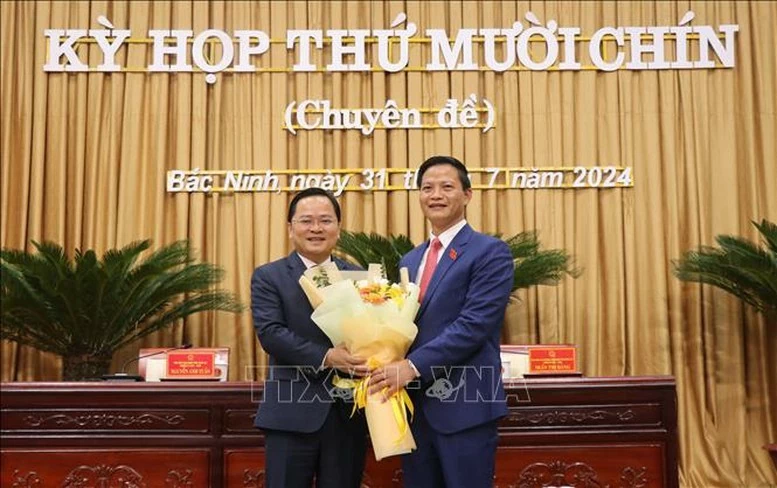 Bí thư Tỉnh ủy Bắc Ninh Nguyễn Anh Tuấn (bên trái) tặng hoa chúc mừng Chủ tịch UBND tỉnh khóa XIX, nhiệm kỳ 2021-2026 Vương Quốc Tuấn. Bí thư Tỉnh ủy Bắc Ninh Nguyễn Anh Tuấn (bên trái) tặng hoa chúc mừng Chủ tịch UBND tỉnh khóa XIX, nhiệm kỳ 2021-2026 Vương Quốc Tuấn.