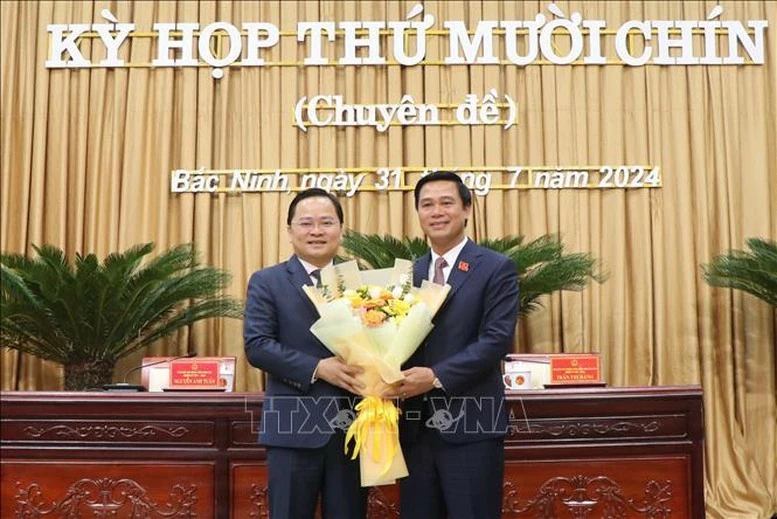 Bí thư Tỉnh ủy Bắc Ninh Nguyễn Anh Tuấn (bên trái) tặng hoa chúc mừng Phó Chủ tịch UBND tỉnh Bắc Ninh Lê Xuân Lợi. Bí thư Tỉnh ủy Bắc Ninh Nguyễn Anh Tuấn (bên trái) tặng hoa chúc mừng Phó Chủ tịch UBND tỉnh Bắc Ninh Lê Xuân Lợi.