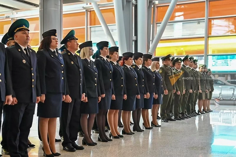 Sau hơn 30 năm hiện diện, lực lượng biên phòng Nga rút khỏi Sân bay quốc tế ở thủ đô của Armenia Sau hơn 30 năm hiện diện, lực lượng biên phòng Nga rút khỏi Sân bay quốc tế ở thủ đô của Armenia