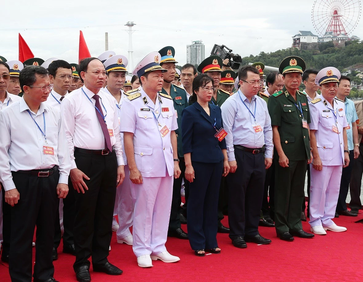 Các đại biểu dự Lễ tưởng niệm Chiến thắng trận đầu ngày 2 và 5/8/1964 tại Cửa Lục, Quảng Ninh. Các đại biểu dự Lễ tưởng niệm Chiến thắng trận đầu ngày 2 và 5/8/1964 tại Cửa Lục, Quảng Ninh.