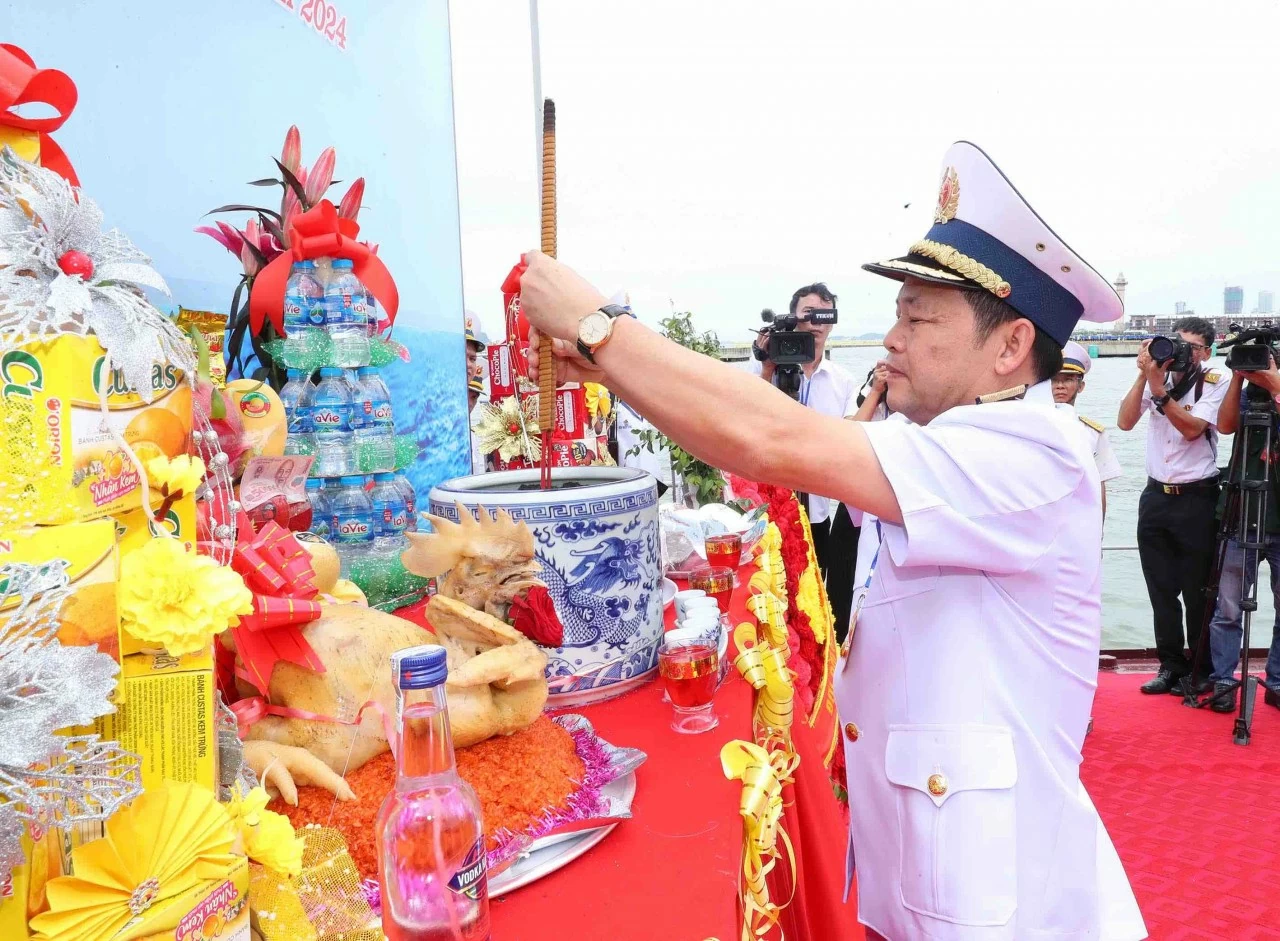 Trung tướng Nguyễn Văn Bổng, Bí thư Đảng uỷ, Chính uỷ Hải quân dâng hương tưởng niệm các anh hùng liệt sĩ. Trung tướng Nguyễn Văn Bổng, Bí thư Đảng uỷ, Chính uỷ Hải quân dâng hương tưởng niệm các anh hùng liệt sĩ.