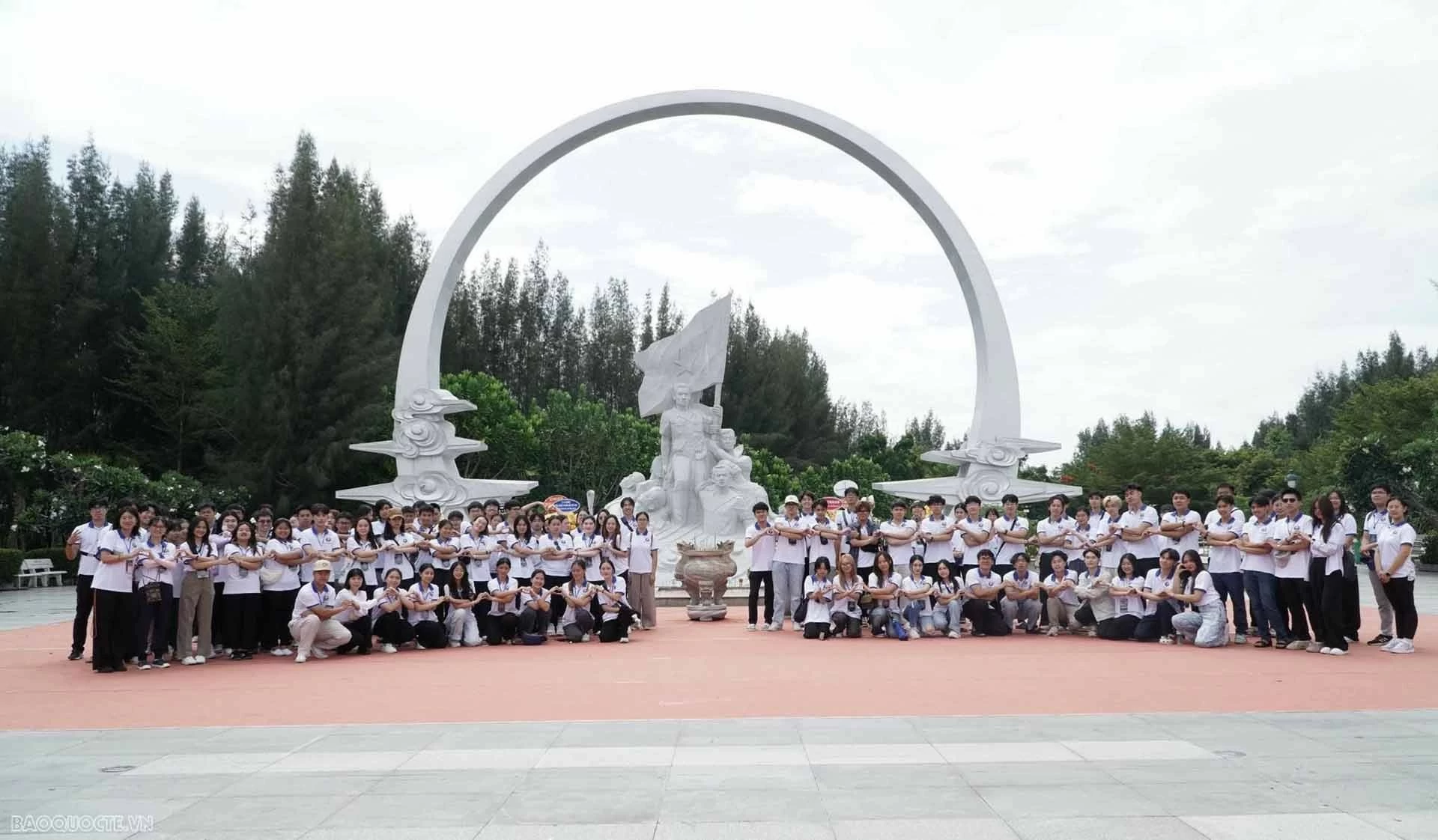 Thanh niên, sinh viên kiều bào tham dự Trại hè đã đến thăm và dâng hương khu tưởng niệm chiến sĩ Gạc Ma. (Ảnh: Tuấn Việt) Thanh niên, sinh viên kiều bào tham dự Trại hè đã đến thăm và dâng hương khu tưởng niệm chiến sĩ Gạc Ma. (Ảnh: Tuấn Việt)
