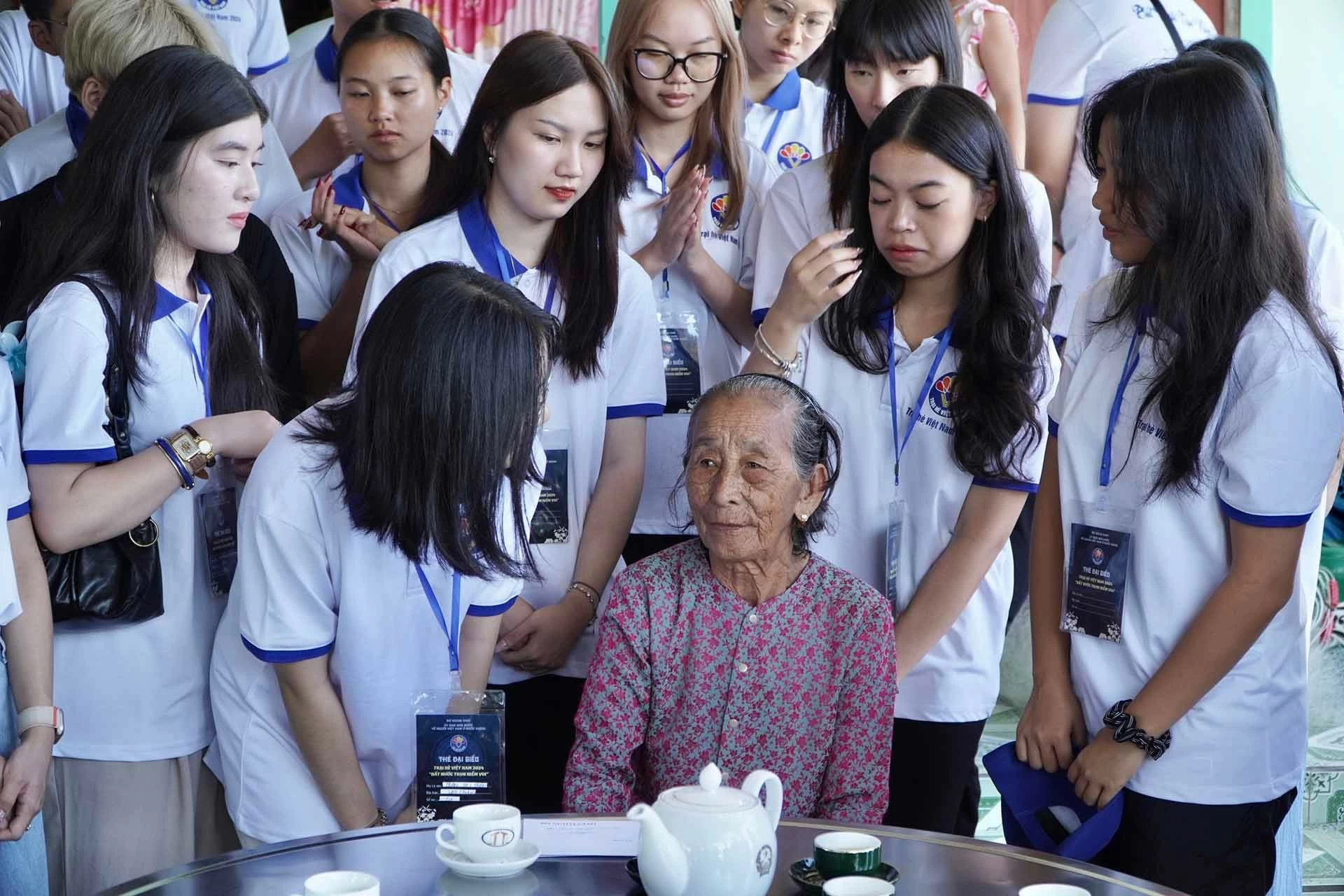 Các bạn trẻ trò chuyện với Mẹ Việt Nam Anh hùng. (Ảnh: Tuấn Việt) Các bạn trẻ trò chuyện với Mẹ Việt Nam Anh hùng. (Ảnh: Tuấn Việt)
