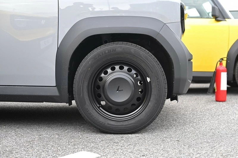 Cận cảnh xe điện VinFast VF 3 bản thương mại vừa bàn giao cho khách hàng Cận cảnh xe điện VinFast VF 3 bản thương mại vừa bàn giao cho khách hàng