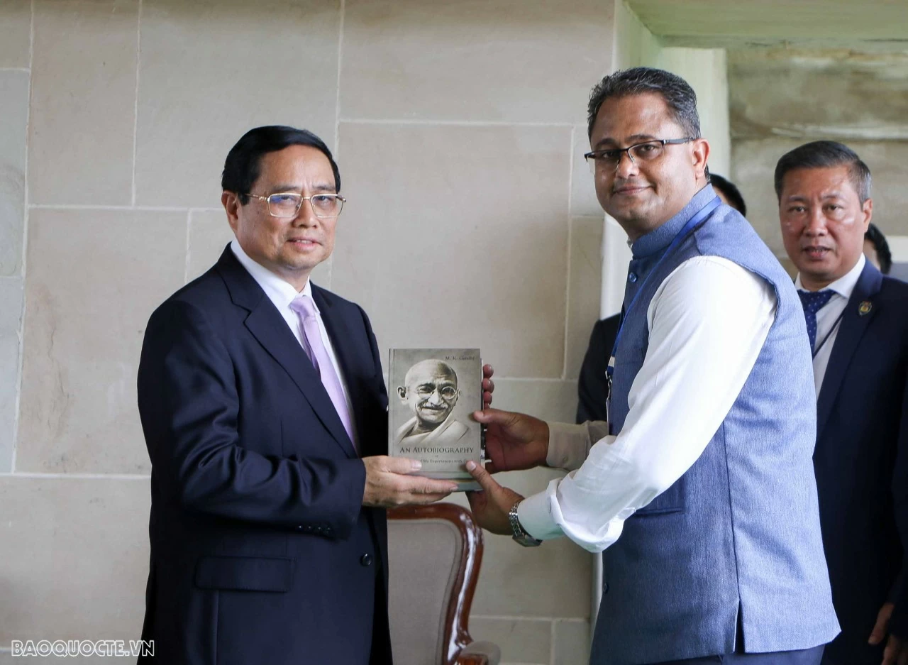 Thủ tướng Phạm Minh Chính đặt vòng hoa tại đài tưởng niệm Mahatma Gandhi Thủ tướng Phạm Minh Chính đặt vòng hoa tại đài tưởng niệm Mahatma Gandhi