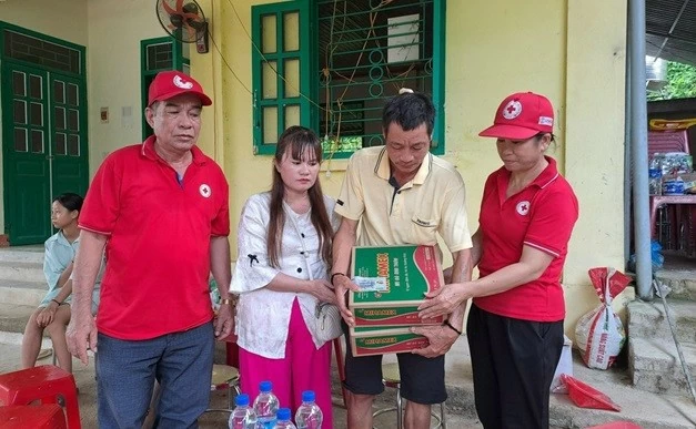 Hơn 440 triệu đồng hỗ trợ khẩn cấp các gia đình bị thiệt hại do mưa lũ tại tỉnh Sơn La và Điện Biên Hơn 440 triệu đồng hỗ trợ khẩn cấp các gia đình bị thiệt hại do mưa lũ tại tỉnh Sơn La và Điện Biên