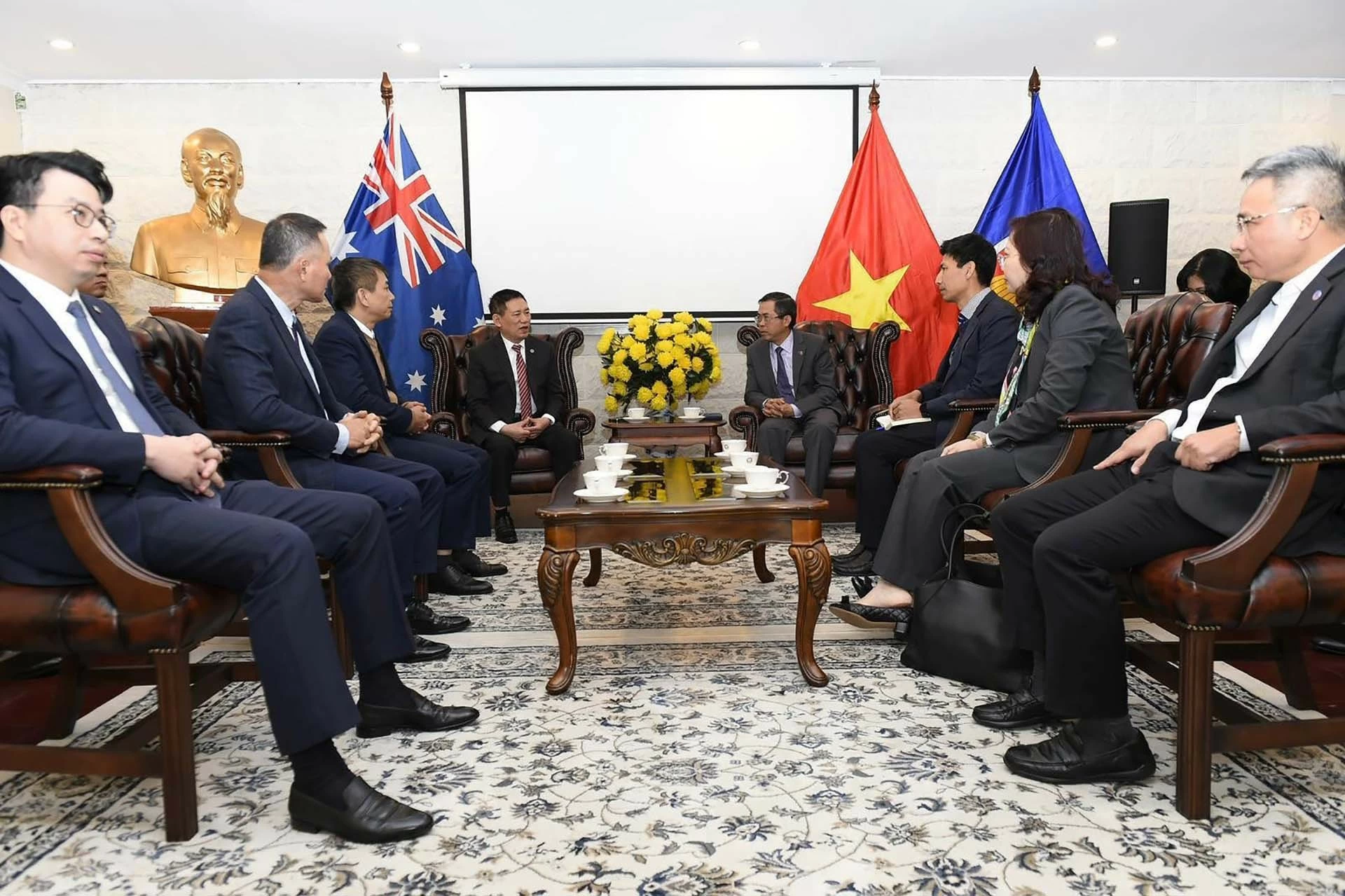 Bộ trưởng Tài chính Hồ Đức Phớc thăm Đại sứ quán Việt Nam tại Australia. Bộ trưởng Tài chính Hồ Đức Phớc thăm Đại sứ quán Việt Nam tại Australia.