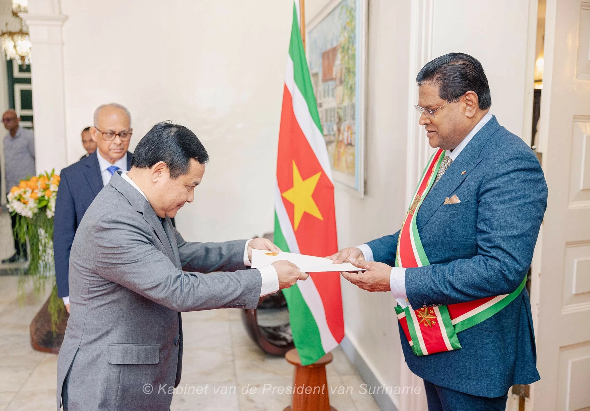 Đại sứ Bùi Văn Nghị trình Thư uỷ nhiệm lên Tổng thống Suriname Chan Santokhi. Đại sứ Bùi Văn Nghị trình Thư uỷ nhiệm lên Tổng thống Suriname Chan Santokhi.