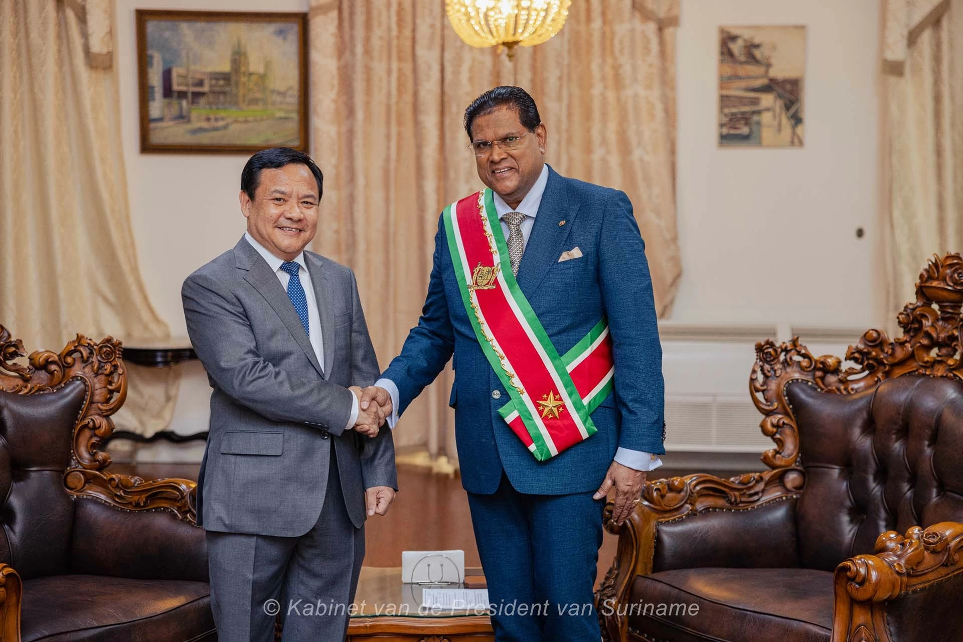 Đại sứ Bùi Văn Nghị trình Thư uỷ nhiệm lên Tổng thống Suriname Chan Santokhi. Đại sứ Bùi Văn Nghị trình Thư uỷ nhiệm lên Tổng thống Suriname Chan Santokhi.