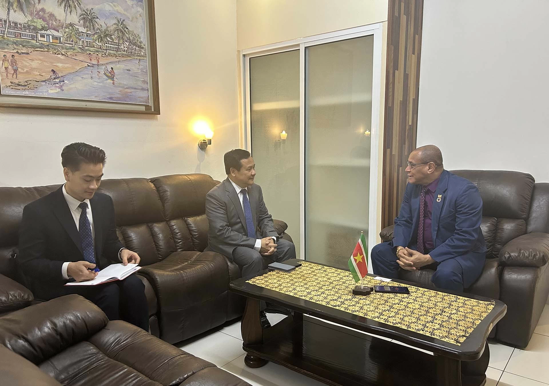 Buổi làm việc giữa Đại sứ Bùi Văn Nghị và Bộ trưởng Bộ Lao động Steven Mac Andrew. Buổi làm việc giữa Đại sứ Bùi Văn Nghị và Bộ trưởng Bộ Lao động Steven Mac Andrew.