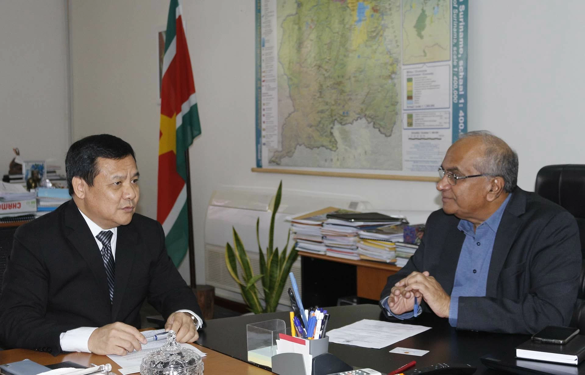 Buổi làm việc giữa Đại sứ Bùi Văn Nghị và Bộ trưởng Bộ Nông nghiệp Permanand Sewdien. Buổi làm việc giữa Đại sứ Bùi Văn Nghị và Bộ trưởng Bộ Nông nghiệp Permanand Sewdien.