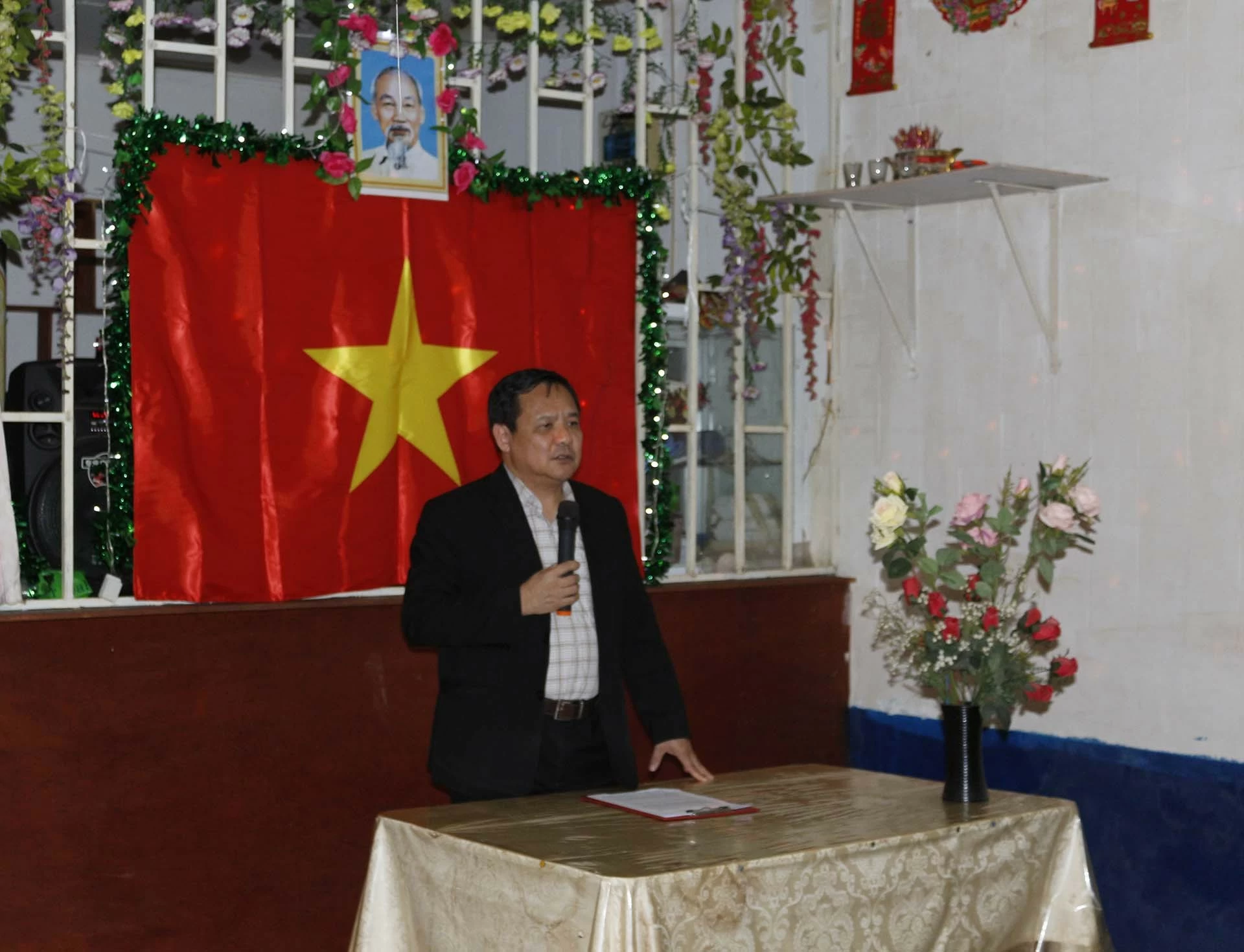 Đại sứ Bùi Văn Nghị phát biểu tại buổi gặp mặt cộng đồng người Việt. Đại sứ Bùi Văn Nghị phát biểu tại buổi gặp mặt cộng đồng người Việt.