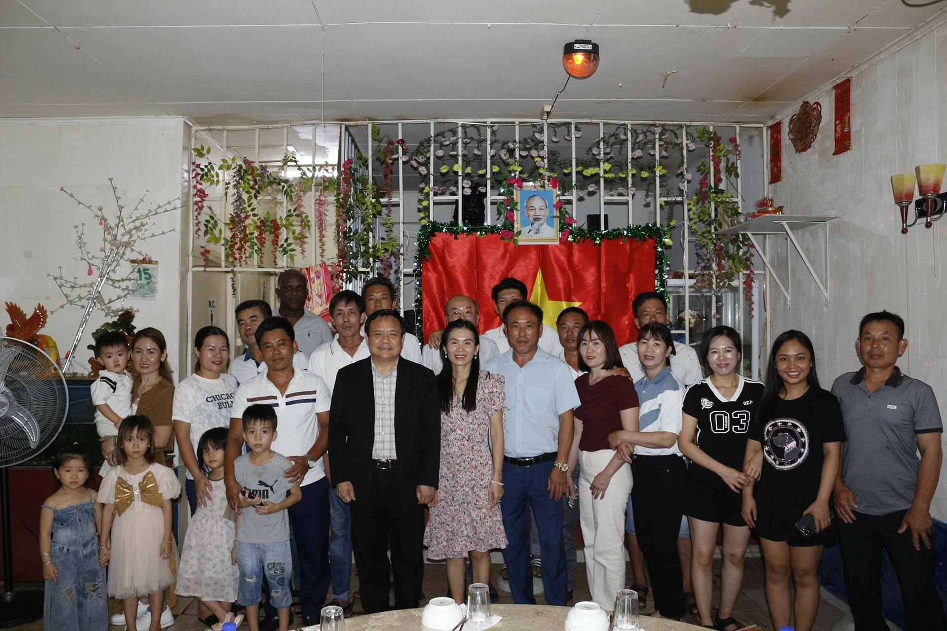 Đại sứ Bùi Văn Nghị và cộng đồng người Việt. Đại sứ Bùi Văn Nghị và cộng đồng người Việt.