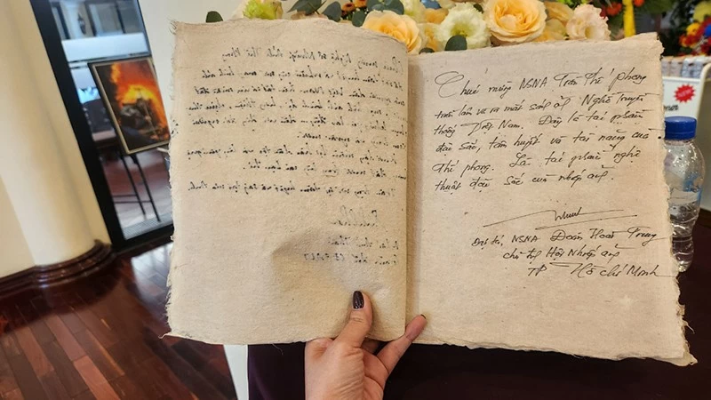 Sách ảnh 'Nghề truyền thống Việt' đầy cảm xúc qua ống kính của nhiếp ảnh gia Trần Thế Phong Sách ảnh 'Nghề truyền thống Việt' đầy cảm xúc qua ống kính của nhiếp ảnh gia Trần Thế Phong