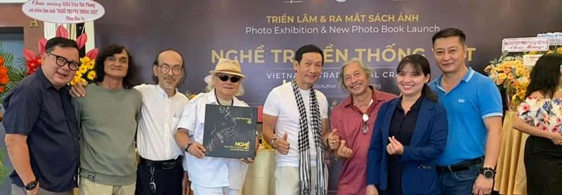 Sách ảnh 'Nghề truyền thống Việt' đầy cảm xúc qua ống kính của nhiếp ảnh gia Trần Thế Phong Sách ảnh 'Nghề truyền thống Việt' đầy cảm xúc qua ống kính của nhiếp ảnh gia Trần Thế Phong