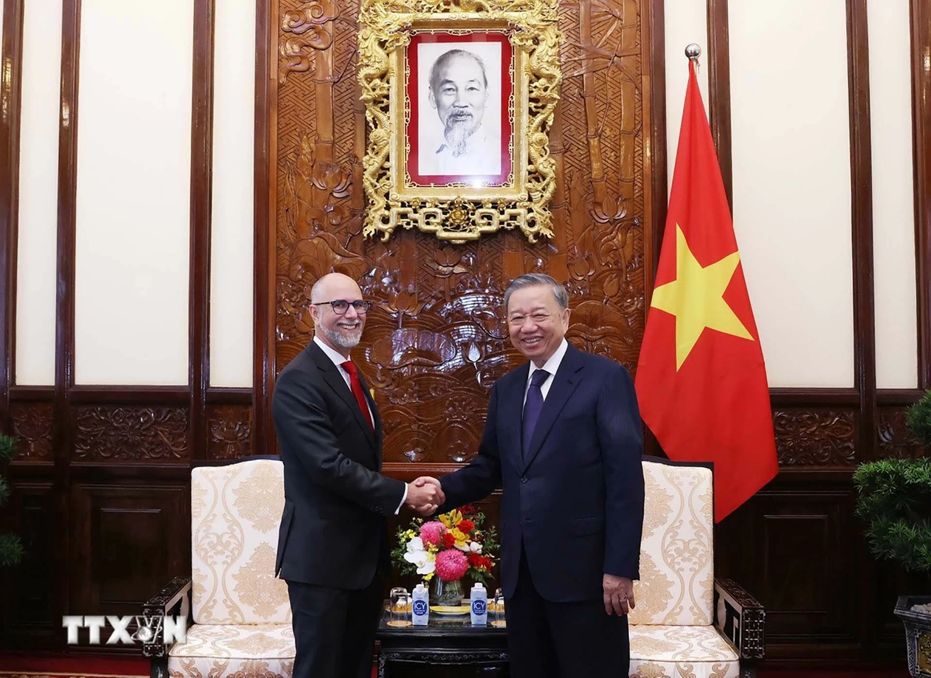 Chủ tịch nước Tô Lâm tiếp Đại sứ Canada tại Việt Nam Shawn Steil. (Nguồn: TTXVN) Chủ tịch nước Tô Lâm tiếp Đại sứ Canada tại Việt Nam Shawn Steil. (Nguồn: TTXVN)