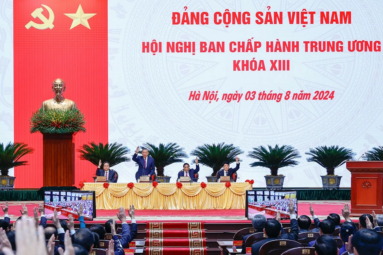 Các đại biểu biểu quyết thông qua chương trình làm việc. (Nguồn: VGP News) Các đại biểu biểu quyết thông qua chương trình làm việc. (Nguồn: VGP News)