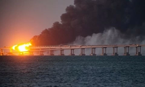 Xung đột Nga-Ukraine: Kiev tấn công kho dầu Nga, Cầu Crimea tiếp tục bị đe dọa, Xung đột Nga-Ukraine: Kiev tấn công kho dầu Nga, Cầu Crimea tiếp tục bị đe dọa,