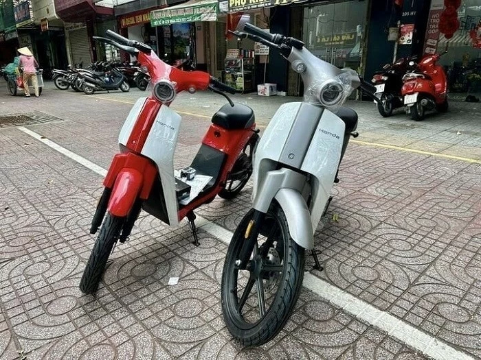 Cận cảnh xe máy điện Honda Cub E vừa về Việt Nam, giá từ 20 triệu đồng Cận cảnh xe máy điện Honda Cub E vừa về Việt Nam, giá từ 20 triệu đồng