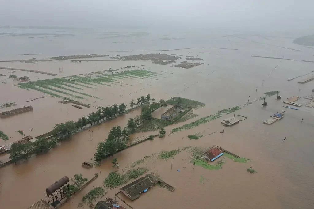 Tình trạng ngập lụt ở thành phố Sinuiju, Triều Tiên, ngày 28/7. (Nguồn: KCNA/AFP/Getty Images) Tình trạng ngập lụt ở thành phố Sinuiju, Triều Tiên, ngày 28/7. (Nguồn: KCNA/AFP/Getty Images)
