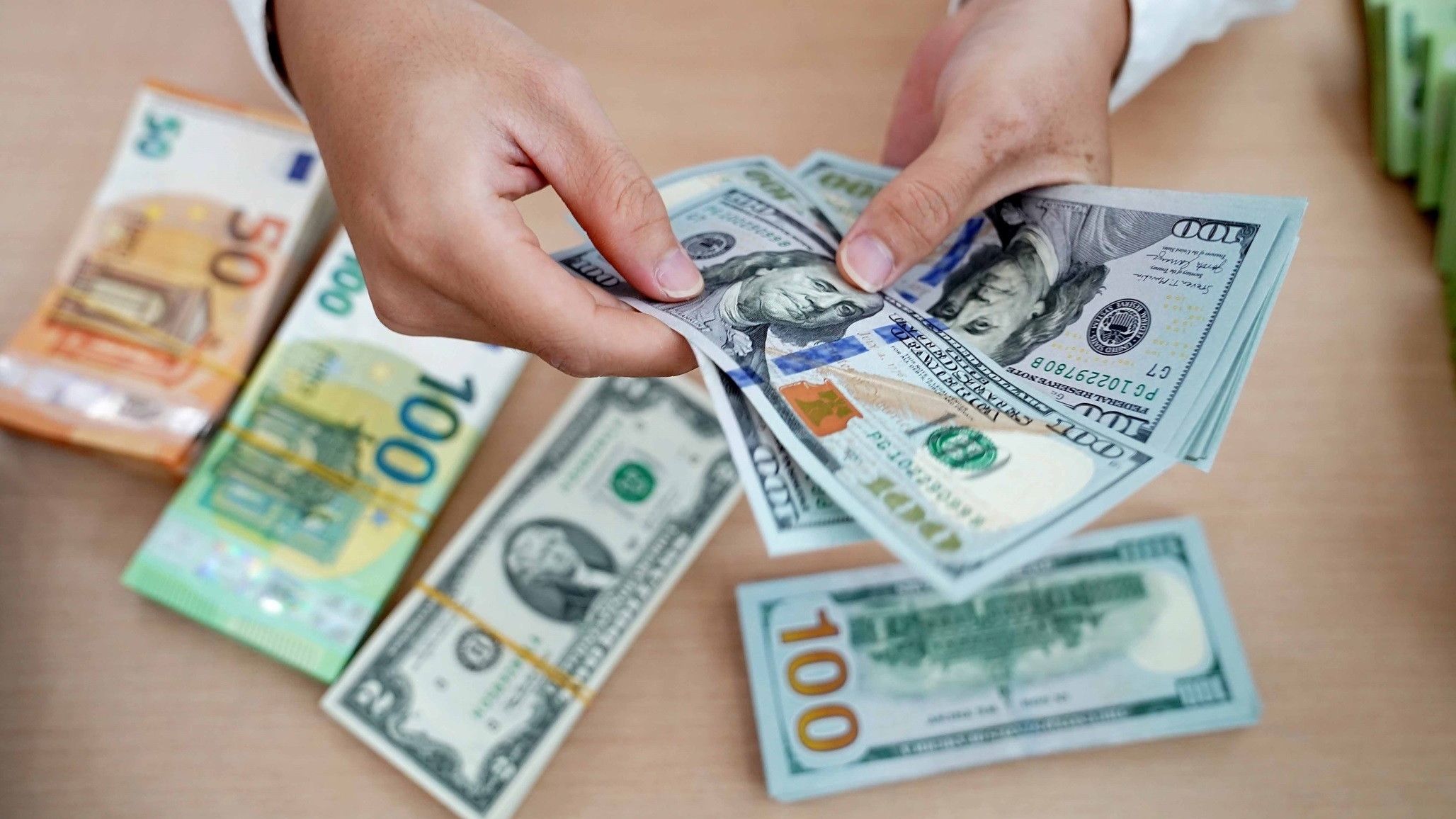 ty gia ngoai te ty gia usdvnd hom nay 129 dong usd chiu ap luc khi nghe tin ve ba kamala harris