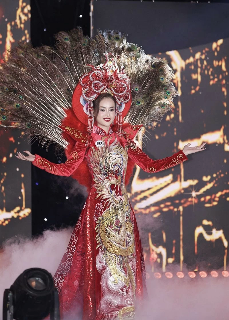 Thí sinh Phan Thị Thủy Tiên - SBD 289 trong phần thi trình diễn trang phục áo dài cô để lại nhiều ấn tượng cho khán giả Thí sinh Phan Thị Thủy Tiên - SBD 289 trong phần thi trình diễn trang phục áo dài cô để lại nhiều ấn tượng cho khán giả