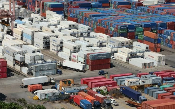 Các thùng container hàng hóa tại một cảng ở Busan, Hàn Quốc, ngày 1/8. (Nguồn: Yonhap) Các thùng container hàng hóa tại một cảng ở Busan, Hàn Quốc, ngày 1/8. (Nguồn: Yonhap)
