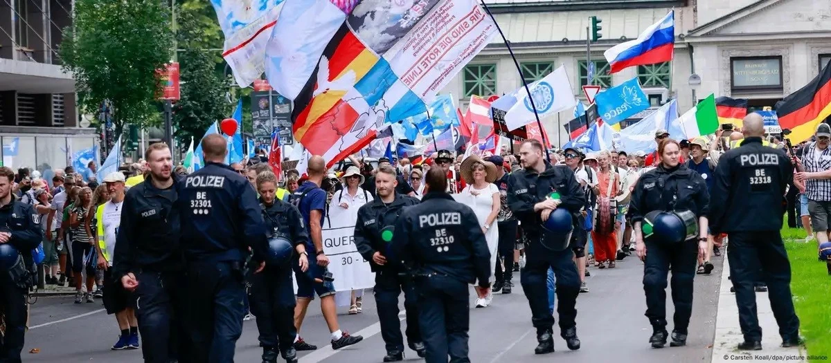 Đức: Hàng nghìn người biểu tình phản đối chính sách cấp vũ khí cho Ukraine, cam kết ký thỏa thuận quốc phòng mở rộng với Philippines Đức: Hàng nghìn người biểu tình phản đối chính sách cấp vũ khí cho Ukraine, cam kết ký thỏa thuận quốc phòng mở rộng với Philippines