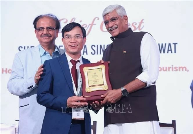 Bộ trưởng Bộ Văn hóa và Du lịch Ấn Độ Gajendra Singh Shekhawat trao kỷ niệm chương cho Tham tán Thương mại Việt Nam Bùi Trung Thướng, đồng thời công bố Việt Nam được chọn là quốc gia đối tác của IHE 2024. Bộ trưởng Bộ Văn hóa và Du lịch Ấn Độ Gajendra Singh Shekhawat trao kỷ niệm chương cho Tham tán Thương mại Việt Nam Bùi Trung Thướng, đồng thời công bố Việt Nam được chọn là quốc gia đối tác của IHE 2024.