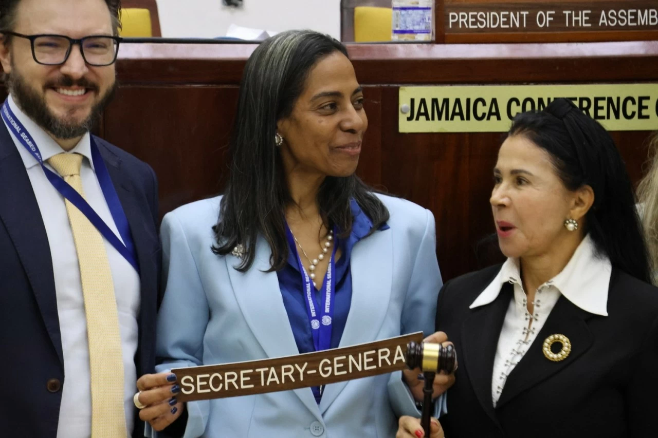 Bà Leticia Carvalho đến từ Brazil (ở giữa), tổng thư ký đắc cử của Cơ quan quản lý đáy biển quốc tế, được một đại biểu của ISA chúc mừng ngày 2/8. (Nguồn: Benar News) Bà Leticia Carvalho đến từ Brazil (ở giữa), tổng thư ký đắc cử của Cơ quan quản lý đáy biển quốc tế, được một đại biểu của ISA chúc mừng ngày 2/8. (Nguồn: Benar News)