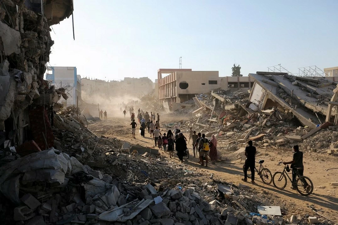 Người dân Palestine di chuyển về phía Đông Khan Younis ở phía Nam Dải Gaza, ngày 30/7 sau khi lực lượng Israel rút khỏi khu vực này. Trước đó, Israel đã tiến hành cuộc đột kích tại đây. (Nguồn: Reuters) Người dân Palestine di chuyển về phía Đông Khan Younis ở phía Nam Dải Gaza, ngày 30/7 sau khi lực lượng Israel rút khỏi khu vực này. Trước đó, Israel đã tiến hành cuộc đột kích tại đây. (Nguồn: Reuters)