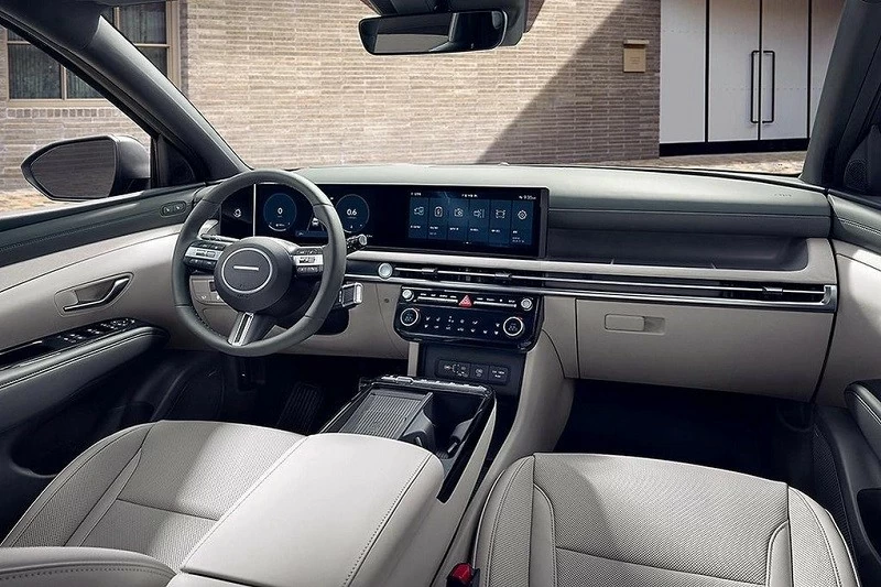 Nội thất Hyundai Tucson 2024 có điểm nhấn là hai màn hình cong liền khối kích thước 12,3 inch. Nội thất Hyundai Tucson 2024 có điểm nhấn là hai màn hình cong liền khối kích thước 12,3 inch.