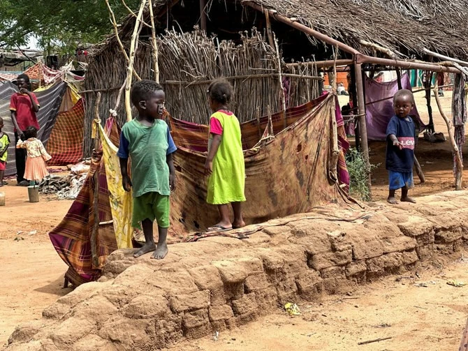 Sau hơn 15 tháng giao tranh nổ ra giữa quân đội Sudan và RSF, quốc gia này phải đối mặt khủng hoảng di tản trong nước lớn nhất thế giới, với 25 triệu người cần viện trợ nhân đạo khẩn cấp. (Nguồn: Arab News) Sau hơn 15 tháng giao tranh nổ ra giữa quân đội Sudan và RSF, quốc gia này phải đối mặt khủng hoảng di tản trong nước lớn nhất thế giới, với 25 triệu người cần viện trợ nhân đạo khẩn cấp. (Nguồn: Arab News)