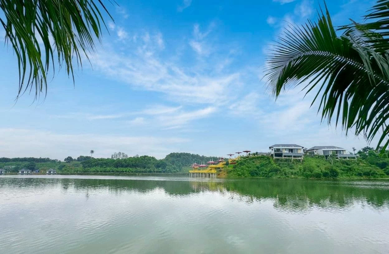 Thấp thoáng cầu Ngân hà đổ dài theo triền dốc đồi ven Hồ Thấp thoáng cầu Ngân hà đổ dài theo triền dốc đồi ven Hồ
