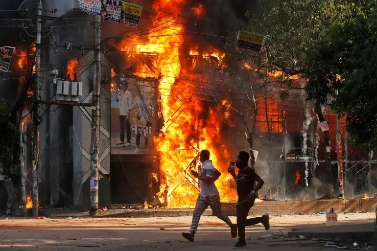 Bangladesh: Đụng độ bạo lực khiến gần 100 người tử vong, chính phủ tung lệnh giới nghiêm vô thời hạn, sinh viên biểu tình tiếp tục thách thức Bangladesh: Đụng độ bạo lực khiến gần 100 người tử vong, chính phủ tung lệnh giới nghiêm vô thời hạn, sinh viên biểu tình tiếp tục thách thức