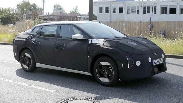 Sedan điện Kia đầu tiên chạy thử trên đường Sedan điện Kia đầu tiên chạy thử trên đường