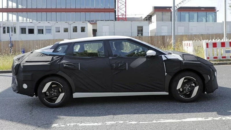 Kia EV4 có mui thấp dần về phía sau Kia EV4 có mui thấp dần về phía sau