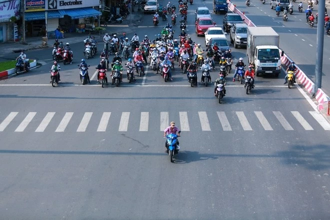 Đề xuất mức trừ điểm giấy phép lái xe đối với lỗi vượt đèn đỏ Đề xuất mức trừ điểm giấy phép lái xe đối với lỗi vượt đèn đỏ