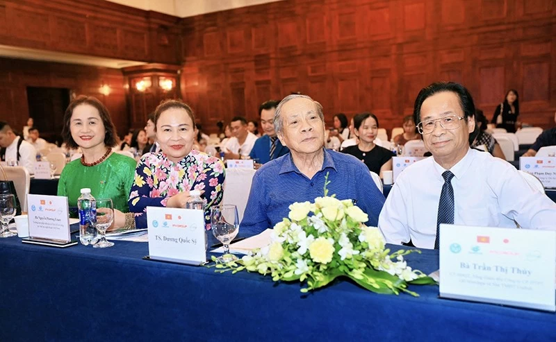Từ phải qua trái: PGS.TS Nguyễn Lân Trung; Tiến sĩ Dương Quốc Sỹ; Bà Nguyễn Phương Loan và Bà Thái Thị Lan Hương. Từ phải qua trái: PGS.TS Nguyễn Lân Trung; Tiến sĩ Dương Quốc Sỹ; Bà Nguyễn Phương Loan và Bà Thái Thị Lan Hương.