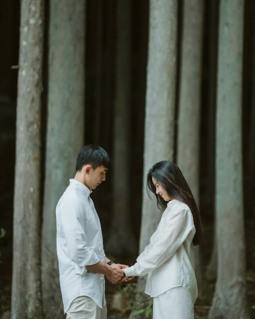 Diễn viên Midu và chồng doanh nhân đồng điệu trang phục sắc trắng