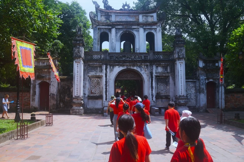 Thiếu nhi kiều bào Hàn Quốc trải nghiệm làm nón lá Việt Nam Thiếu nhi kiều bào Hàn Quốc trải nghiệm làm nón lá Việt Nam