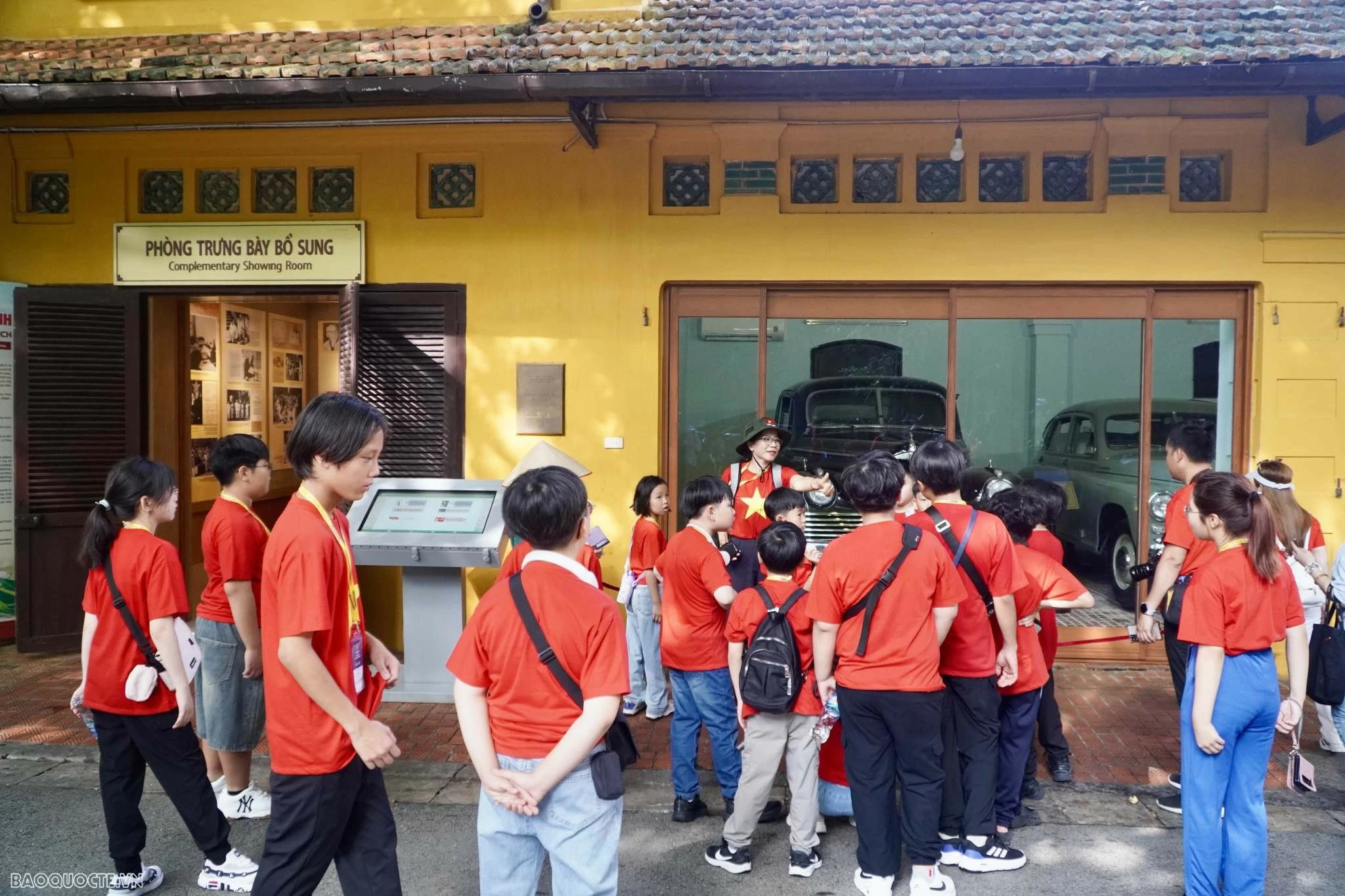 Thiếu nhi kiều bào Hàn Quốc trải nghiệm làm nón lá Việt Nam Thiếu nhi kiều bào Hàn Quốc trải nghiệm làm nón lá Việt Nam