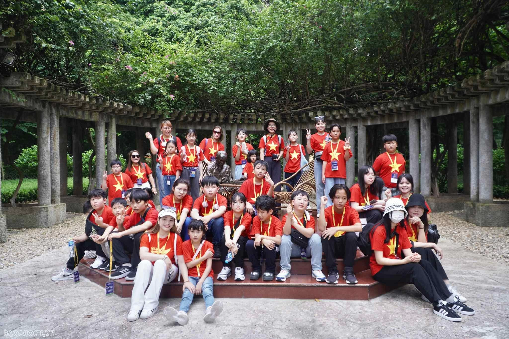 Thiếu nhi kiều bào Hàn Quốc trải nghiệm làm nón lá Việt Nam Thiếu nhi kiều bào Hàn Quốc trải nghiệm làm nón lá Việt Nam