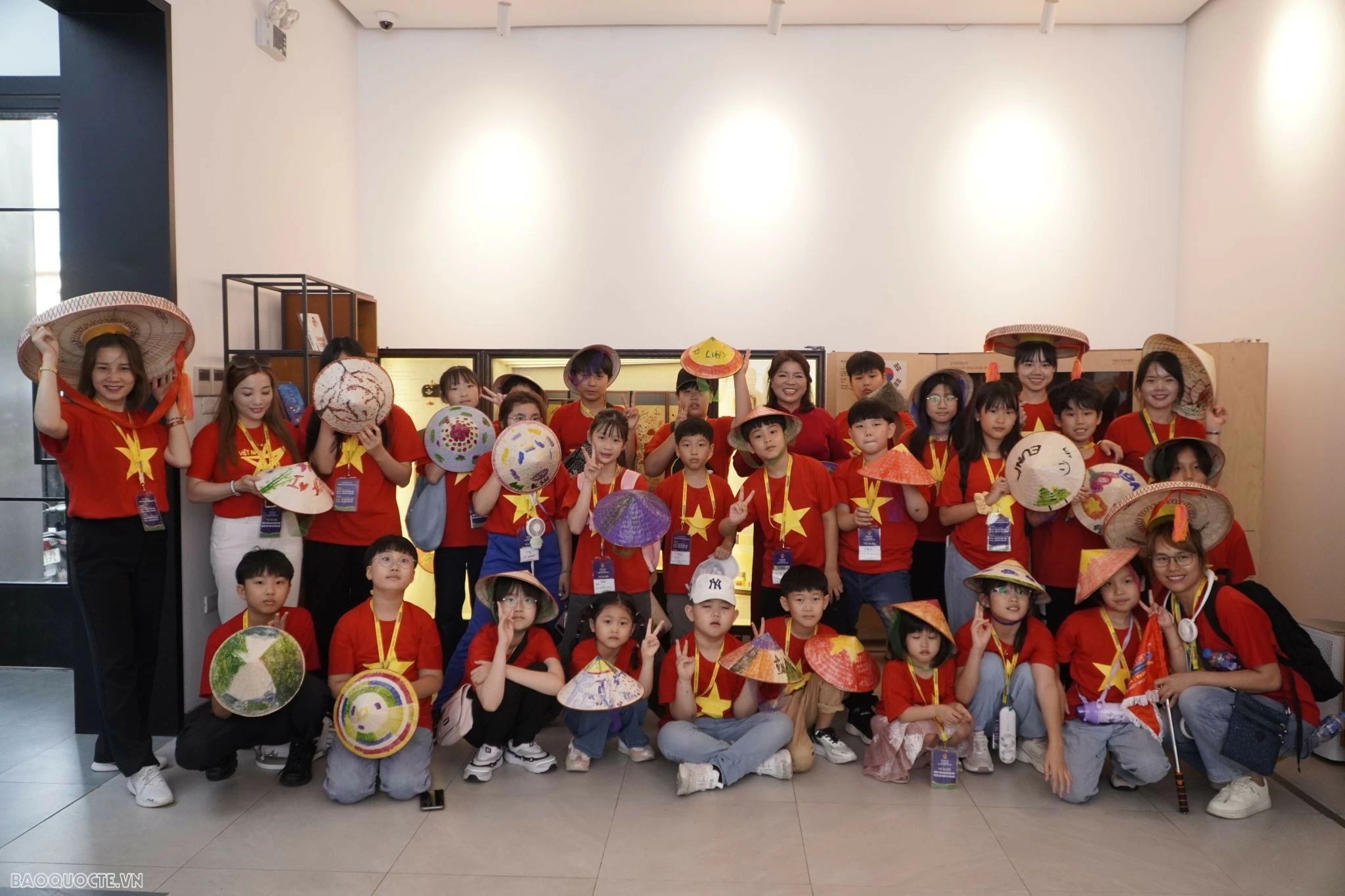 Thiếu nhi kiều bào Hàn Quốc trải nghiệm làm nón lá Việt Nam Thiếu nhi kiều bào Hàn Quốc trải nghiệm làm nón lá Việt Nam